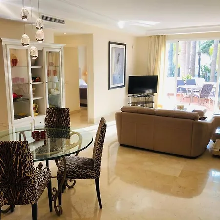 アパート Beachside Luxury 2 Bedroom Apartment, Puerto Banus マルベーリャ