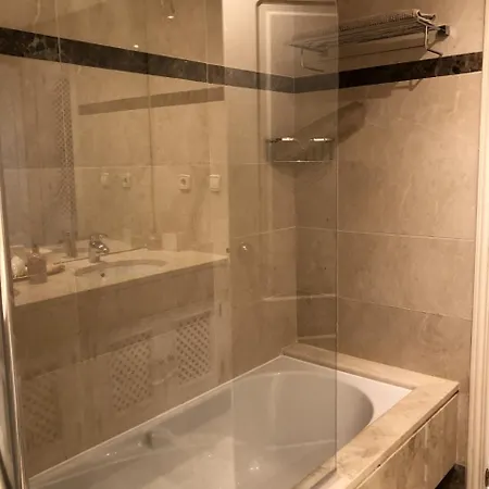Beachside Luxury 2 Bedroom Apartment, Puerto Banus マルベーリャ