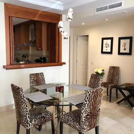 アパート Beachside Luxury 2 Bedroom Apartment, Puerto Banus マルベーリャ