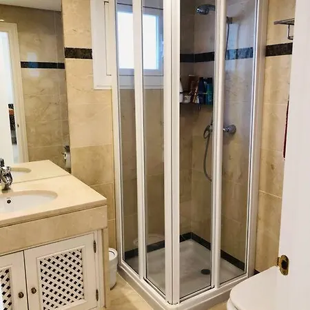 Beachside Luxury 2 Bedroom Apartment, Puerto Banus Apartmán