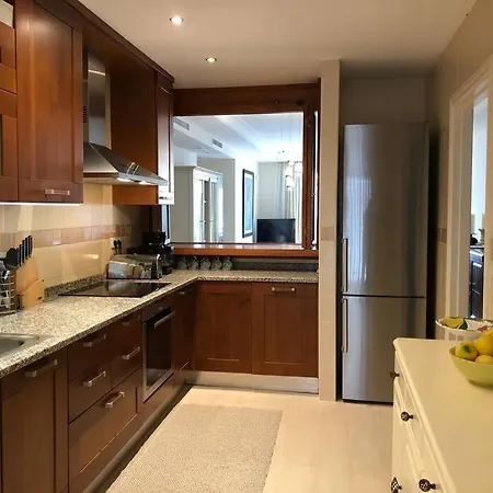 Beachside Luxury 2 Bedroom Apartment, Puerto Banus * מארבלה