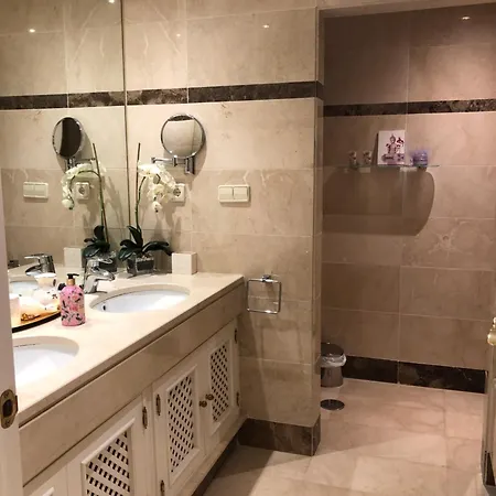 Beachside Luxury 2 Bedroom Apartment, Puerto Banus