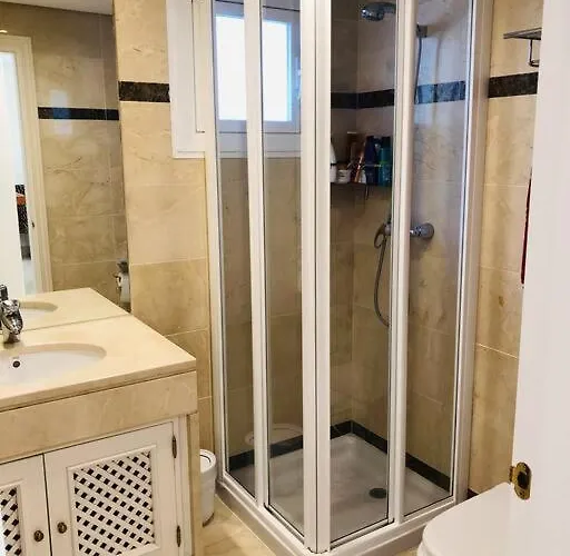 Beachside Luxury 2 Bedroom Apartment, Puerto Banus Διαμέρισμα