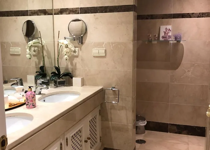 Beachside Luxury 2 Bedroom Apartment, Puerto Banus