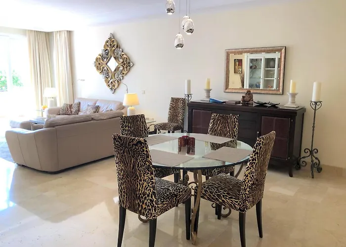 Beachside Luxury 2 Bedroom Apartment, Puerto Banus Marbella