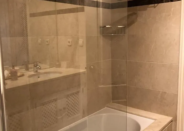 Beachside Luxury 2 Bedroom Apartment, Puerto Banus Μαρμπέλλα