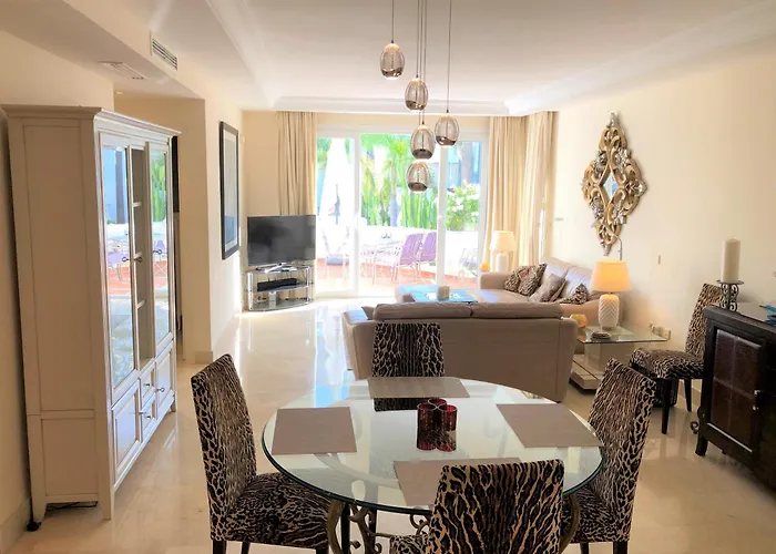 Beachside Luxury 2 Bedroom Apartment, Puerto Banus *