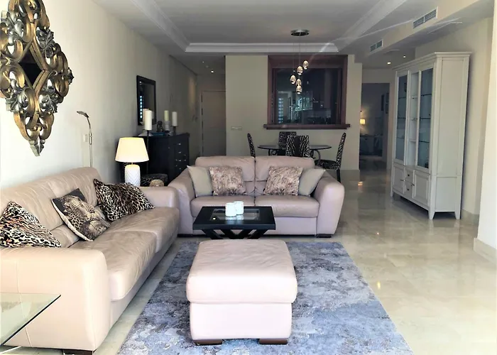 Beachside Luxury 2 Bedroom Apartment, Puerto Banus